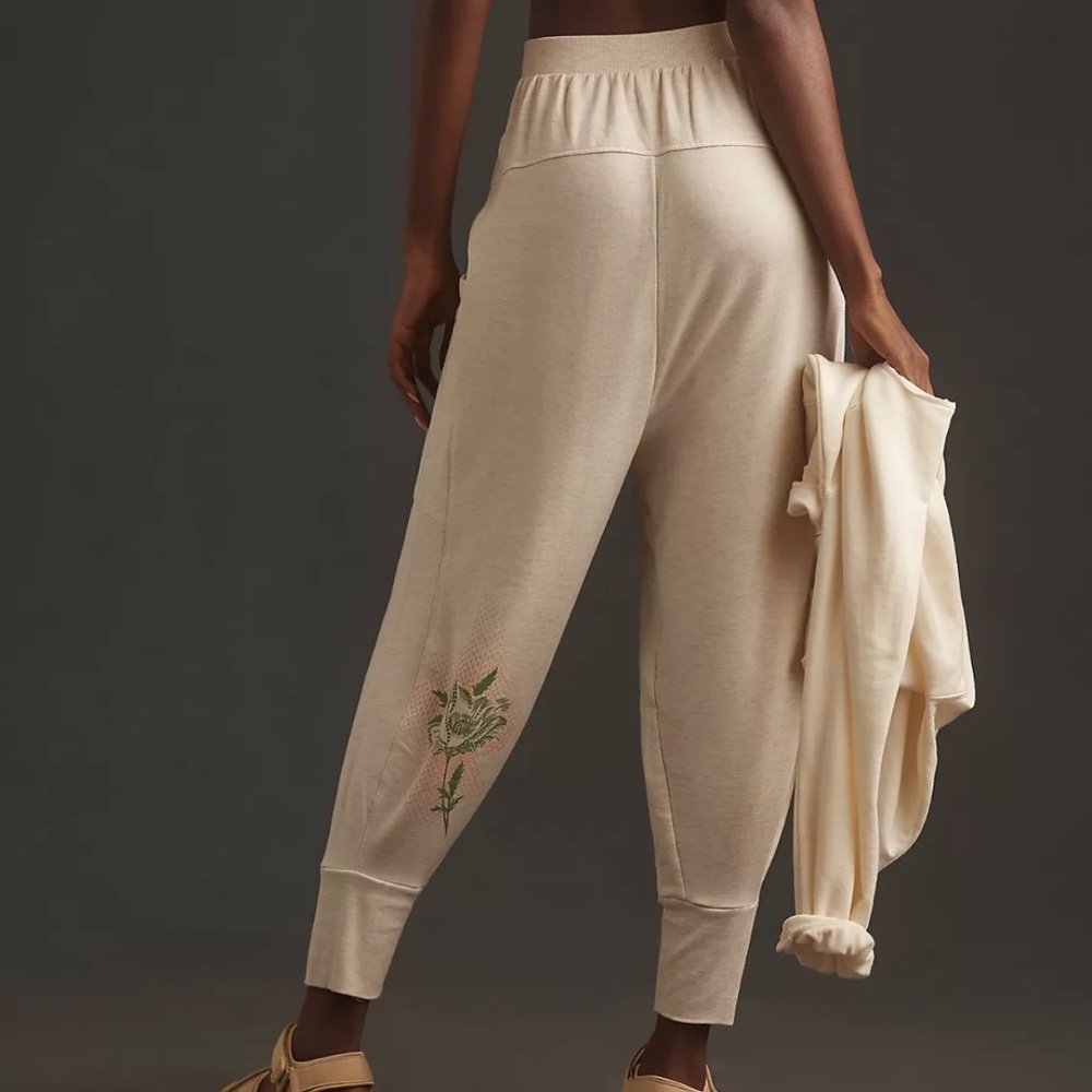 ANTHROPOLOGIE DAILY PRACTICE RELAXED JOGGER. SIZE: S. IVORY. - Picture 3 of 10